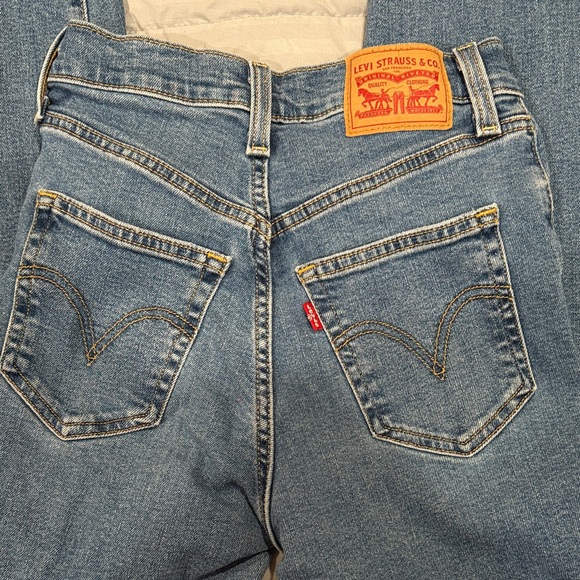 Levi's Light Blue Straight Leg Women's Jeans - Picture 3 of 3